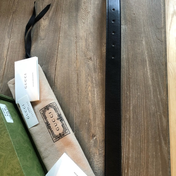Women’s new in box Gucci belt. Black leather with gold-color double GG buckle. - Picture 8 of 10